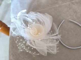 Tocado de fiesta beige y blanco