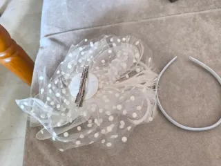 Tocado de fiesta beige y blanco