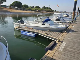 Beneteau Ombrine 550 con pantalán