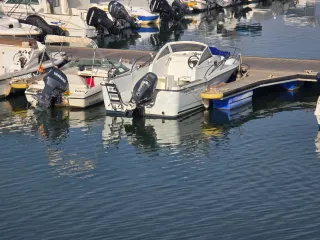 Beneteau Ombrine 550 con pantalán