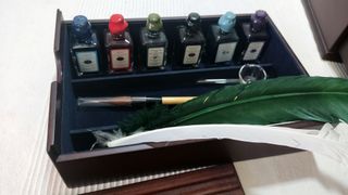 Escritorio madera, plumas plumillas tintas sellos