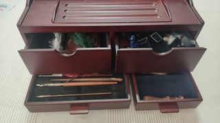 Escritorio madera, plumas plumillas tintas sellos