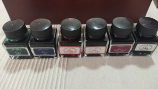 Escritorio madera, plumas plumillas tintas sellos