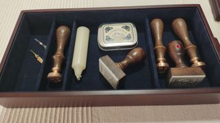 Escritorio madera, plumas plumillas tintas sellos