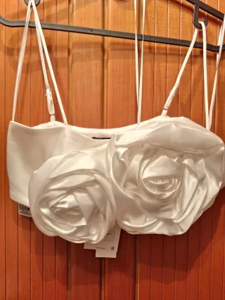 Crop top blanco con flores