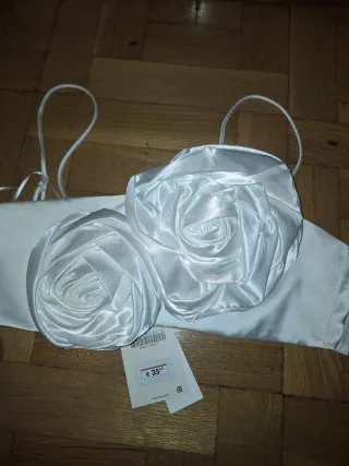 Crop top blanco con flores