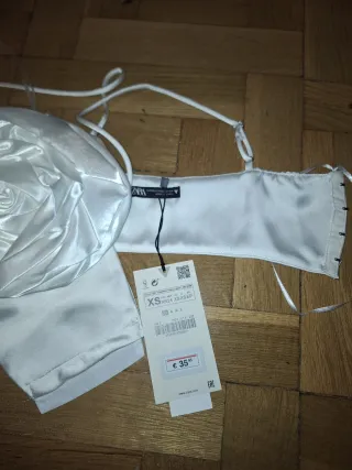 Crop top blanco con flores