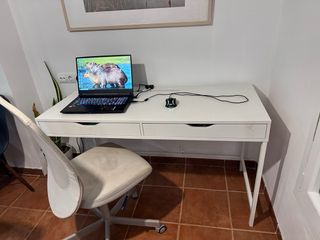 Mesa de estudio blanca y beige