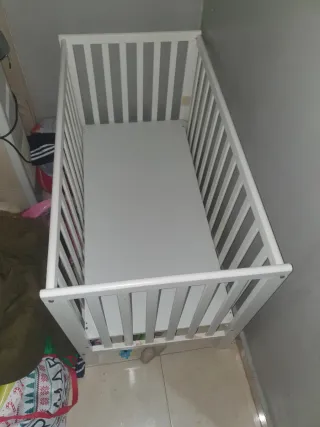 Cuna de bebé blanca