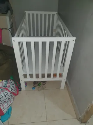 Cuna de bebé blanca