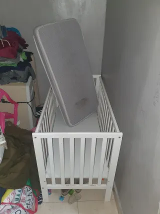 Cuna de bebé blanca