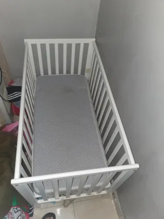 Cuna de bebé blanca