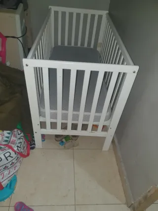 Cuna de bebé blanca