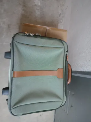 Maleta de viaje verde y marrón