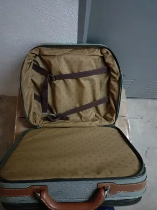 Maleta de viaje verde y marrón