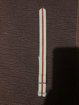 Correa de reloj beige y roja