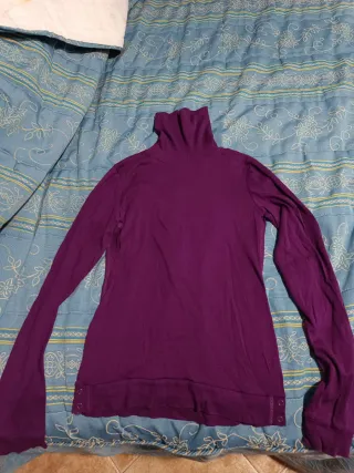 Jersey cuello alto morado talla M