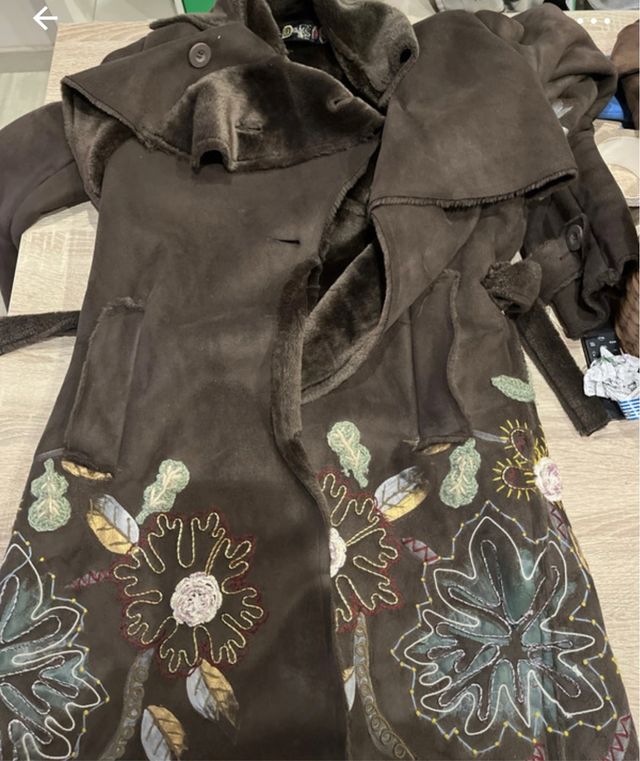 Gabardina marrón con flores bordadas