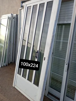 Ventanas de aluminio blancas