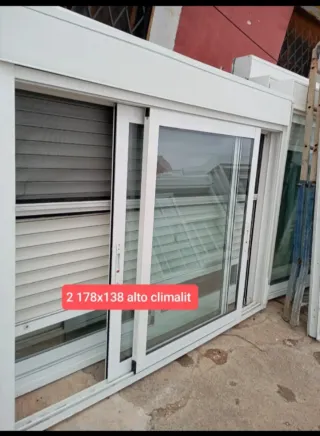 Ventanas de aluminio blancas