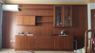 Mueble de madera con vitrina