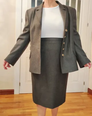 Traje de falda gris