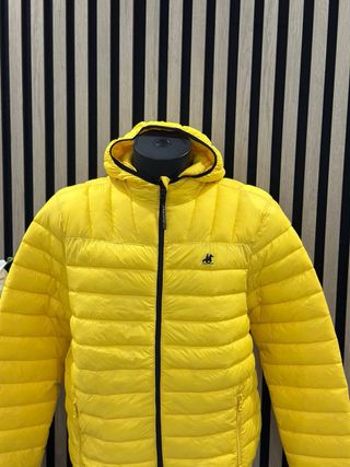 Chaqueta de plumas amarilla