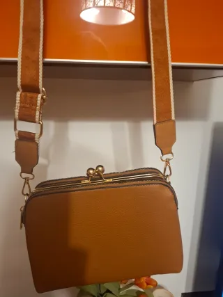 Bolso bandolera camel.