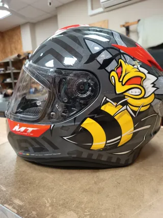 Casco de moto MT con diseño de avispa. Para niño.