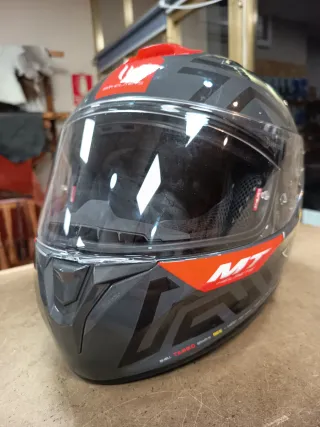 Casco de moto MT con diseño de avispa. Para niño.
