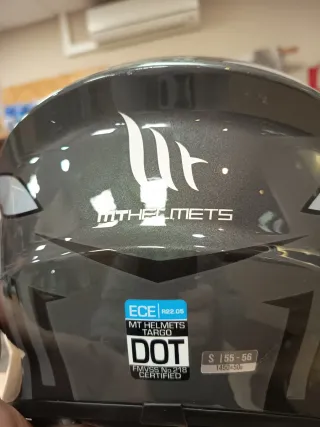 Casco de moto MT con diseño de avispa. Para niño.