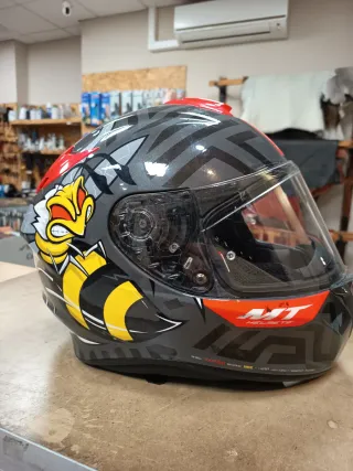Casco de moto MT con diseño de avispa. Para niño.