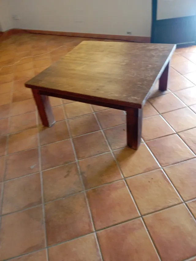 Tavolo rustico in legno 150x150 e alto 50 centimetri