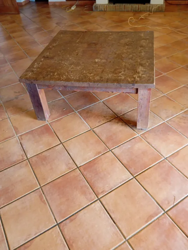 Tavolo rustico in legno 150x150 e alto 50 centimetri