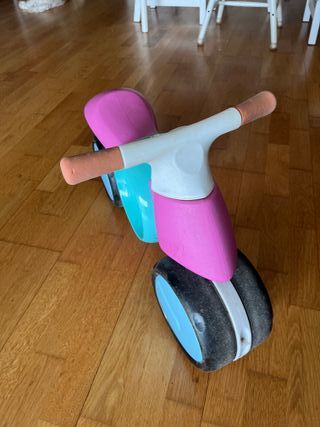 Moto correpasillos NEO rosa y turquesa