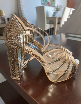 Tacones Dorados ALTA MODA Talla 37