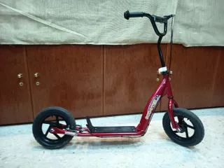 Patinete infantil rojo.