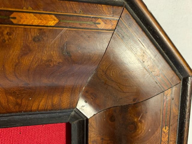 Cornice antica radica noce decorata