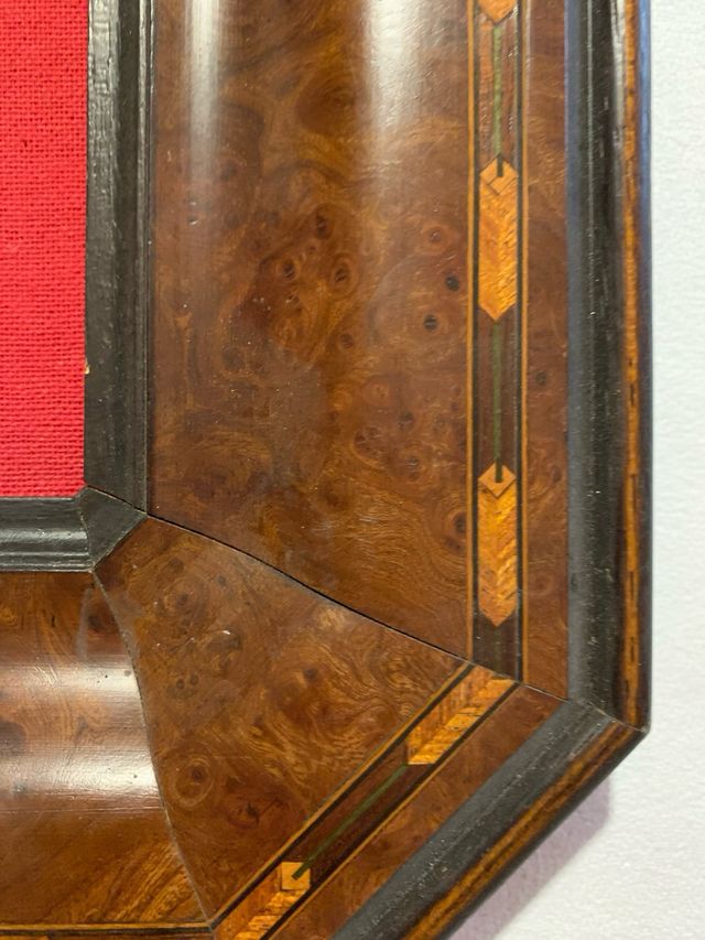 Cornice antica radica noce decorata