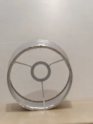 Pantalla de lámpara plateada de tela