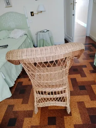 Sillón de mimbre con cojín verde