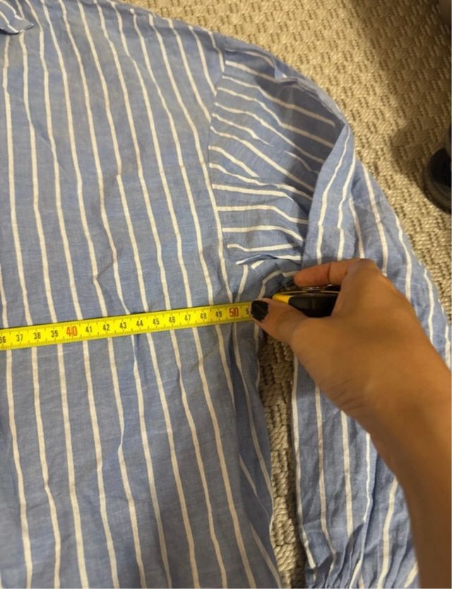 Camisa de rayas azul y blanca