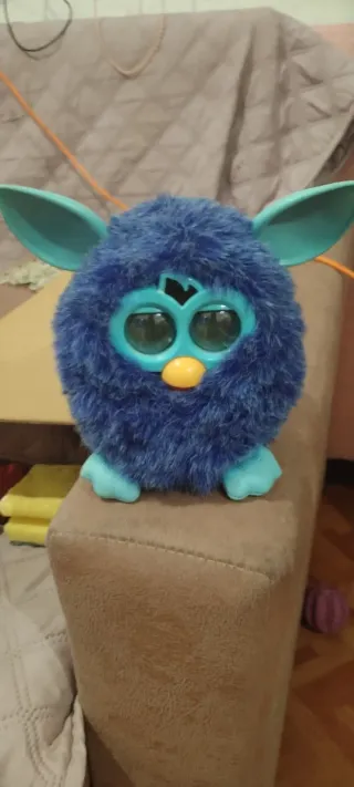 Furby azul con ojos digitales