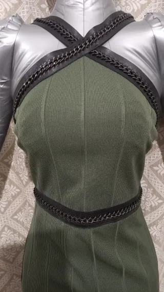 Abito verde con catena