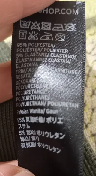 Abito verde con catena