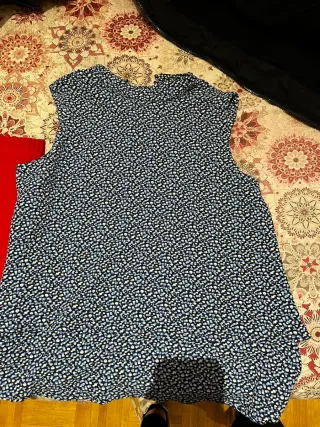 Blusa azul con estampado de puntos