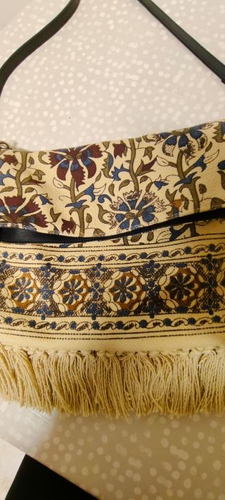 Bolso estampado flecos