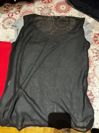 Camisa gris con transparencias en la espalda