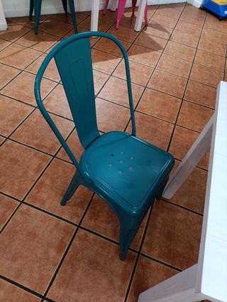 Sillas metálicas estilo Tolix de colores