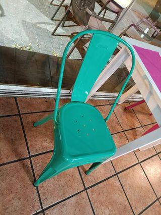 Sillas metálicas estilo Tolix de colores